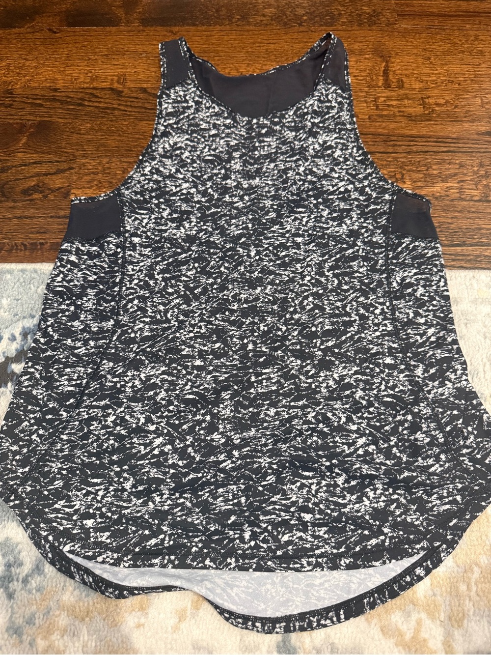 Lululemon sculpt II tank black and white abstract estimated size 6 like new cond